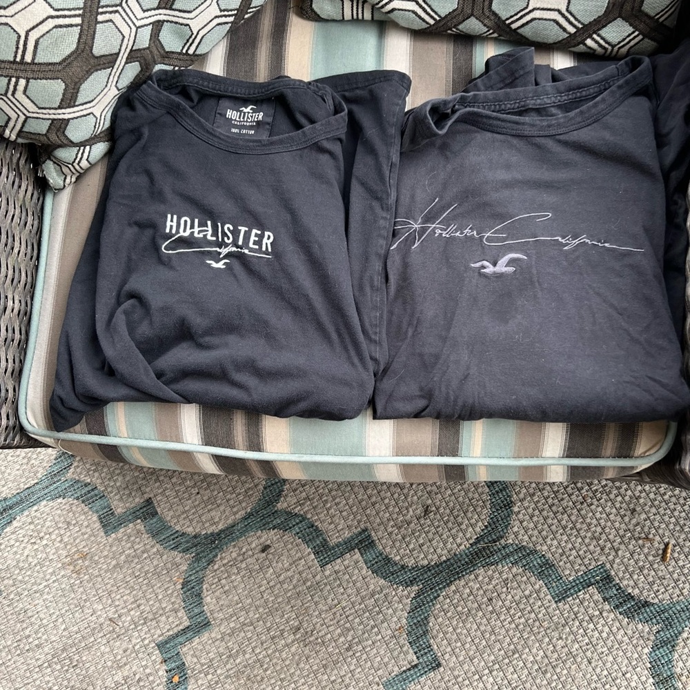 BUNDLE 2 Hollister tees 2 for 25 ✅